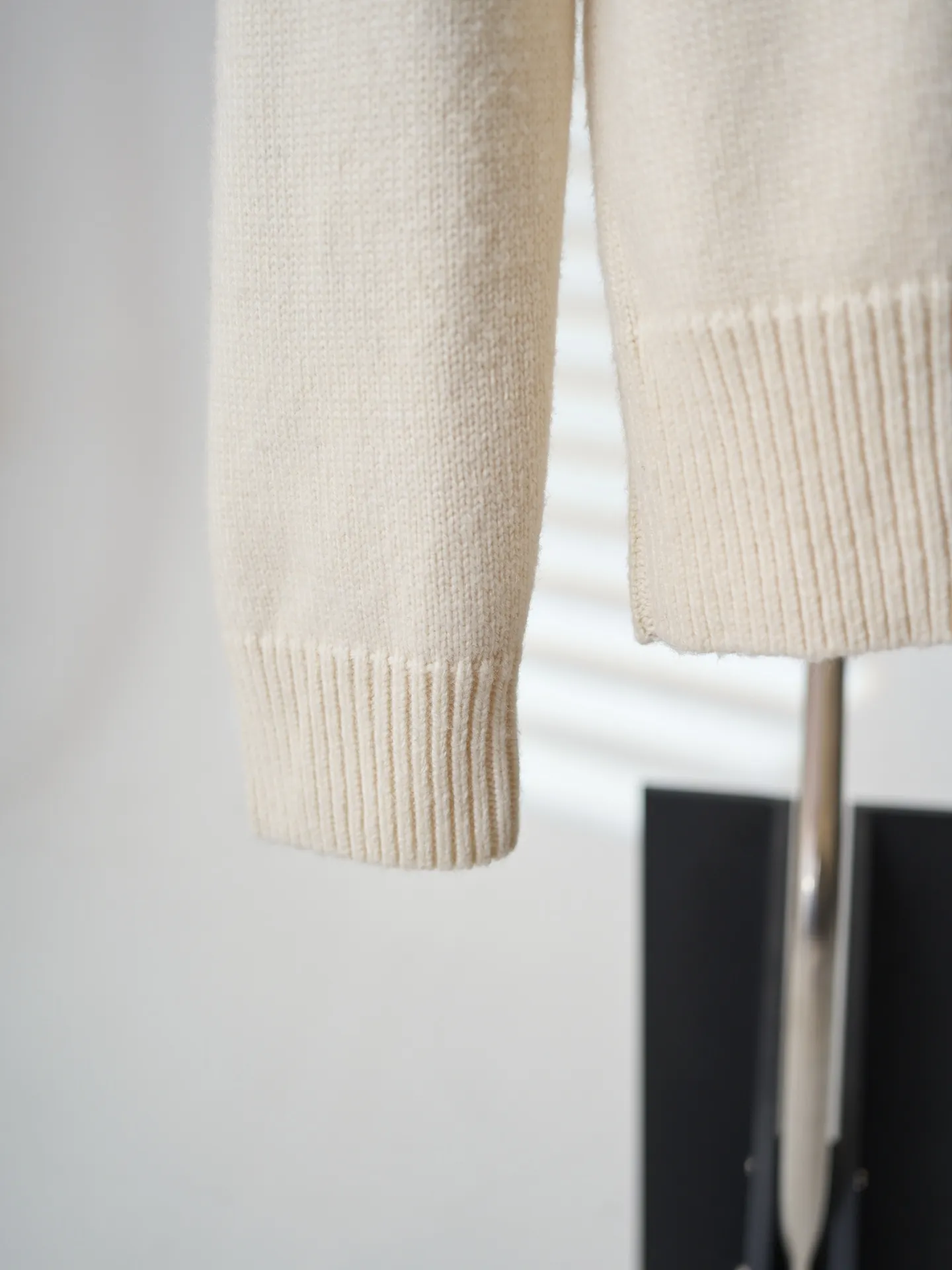 [Real object hanging] CELINE/Celine carriage print round neck knitted sweater [In Stock] S M L XL Fabric selection: Made of 62% wool + 23% nylon + 15% anti-pilling acrylic blended yarn, precision woven on an imported 7-needle knitting machine. The 7-needle medium-thick knitted structure makes the fabric fluffy and thick, with excellent temperature-locking ability; wool gives the fabric a soft, waxy and skin-friendly texture, while nylon strengthens the toughness and prevents it from loosening and deforming. It is paired with anti-pilling acrylic to give it both comfort and durability, and a solid texture. Printing process: The Classic carriage pattern and letters on the chest adopt a reactive printing process. The dye penetrates into the knitted fiber and is not offset printed on the surface. The pattern lines are clear and neat, and the touch is natural without a hard glue layer. It is not easy to crack or peel after repeated wear and washing, and the original soft texture of the knitted fabric is completely retained. Details: The round neck, cuffs and hem are made of high-density wide rib weaving, which has long-lasting elasticity and will not loosen easily after long-term wear; the back shoulders are made of hollow keyhole technology, and the entire line is evenly routed.